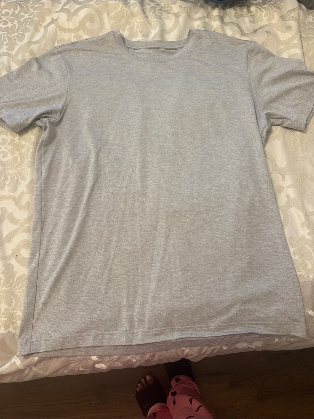 ALO Yoga Men's Short Sleeve Crew T‑Shirt in Light Gray and Black